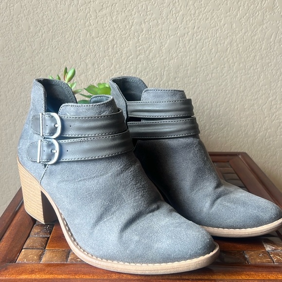 Quipid gray strapped ankle boots, size 7.5 - Picture 9 of 9